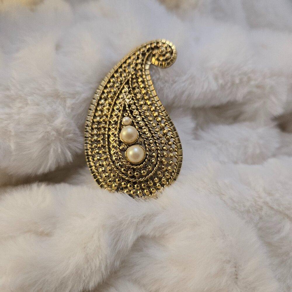 Vintage 2.5 x 1 3/8" Yellow Gold Tone Brooch with 3 Mounted Faux Pearls